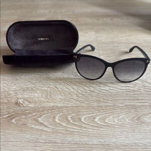 Tom Ford Black Cat-Eye Sunglasses Sleek Design